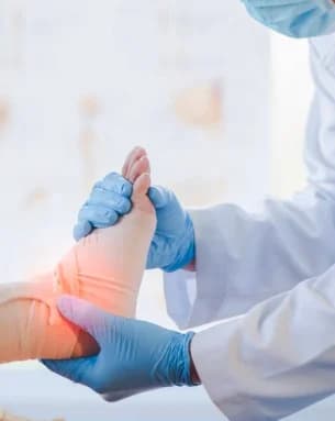 Fracture and trauma care team preparing immobilisation