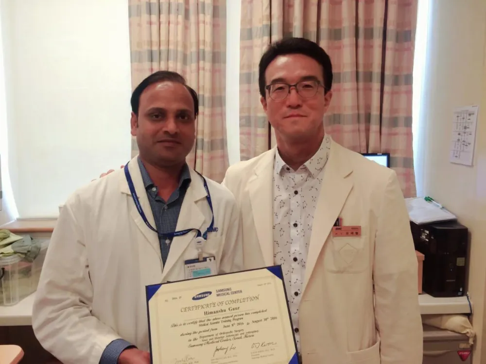 Dr. Himanshu Gaur with Samsung Medical Center fellowship completion certificate in Seoul