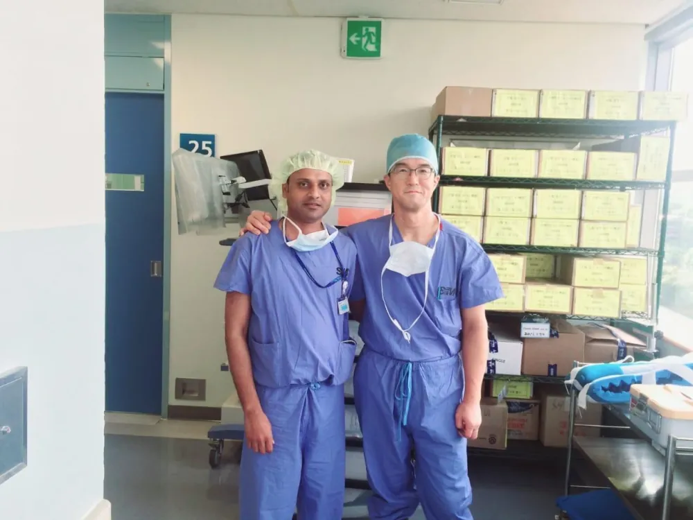 Dr. Himanshu Gaur during sports medicine operating-room training in Seoul